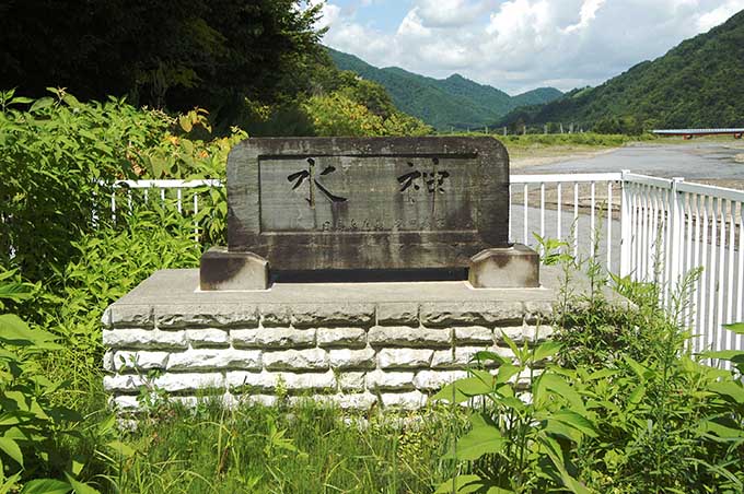 2004-08-25・加工済・厚別川・農業用取水堰に水神様の碑があった・089