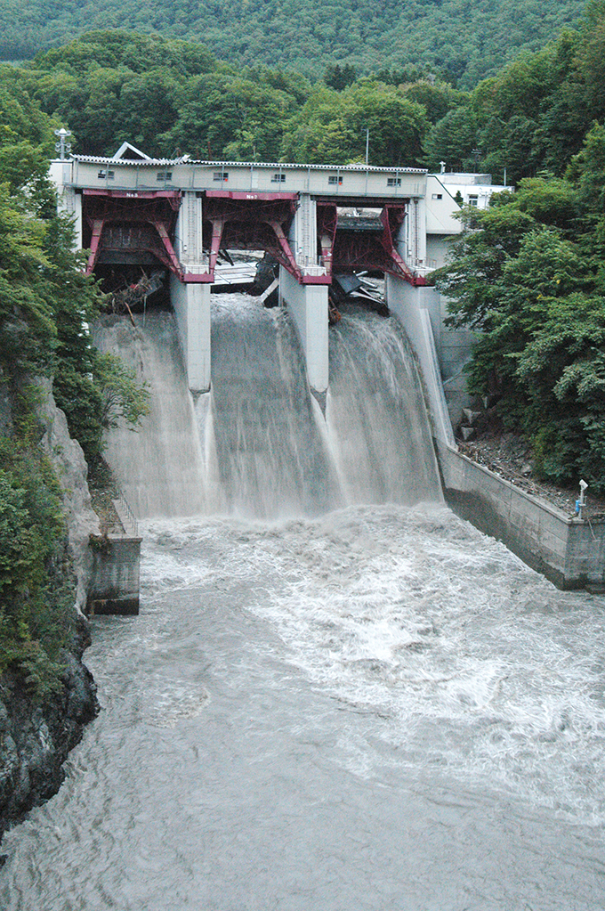 2006-08-22・加工済・沙流川・岩知志ダム・壊れている・047