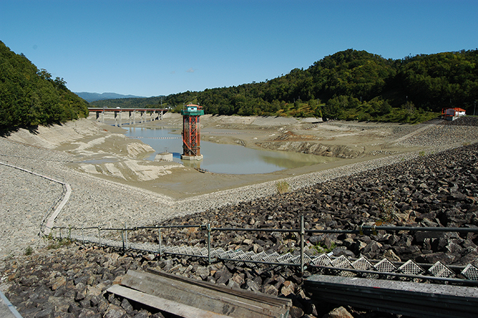 非灌漑期にダムの水をすべて放出した穂別ダム