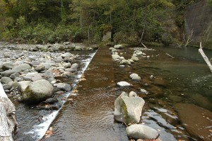 副ダム・水は右から左へ流れている。