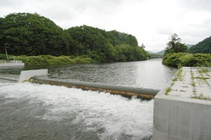 岩尾内ダムのすぐ下流に農業用の取水堰（頭首工）がある。