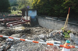 取水の堰を迂回するように魚道建設が進められていた。