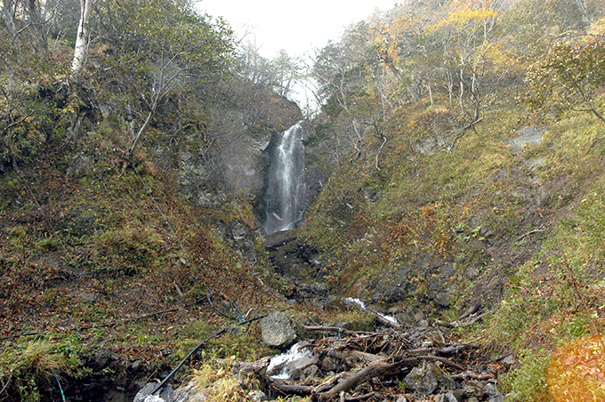 2基の治山ダムのすぐ上流は岩壁が立ちはだかり、落差の大きい滝となっていた。角のとがった巨石の多い川だ。流木が見られる。