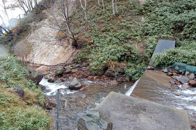 治山ダムから下流を見た。川底が下がり気味で、川岸が崩れているのが分かる。