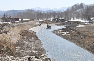 糠野橋上流側の河道拡幅工事。2011年3月29日。