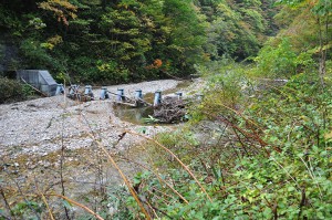 2011-10-16・加工済・八木川・鋼鉄製アングルスリットダム・DSC_0062