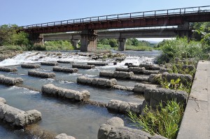 さらに下流にはJRの鉄橋があり、川底が下がらないように落差工が設置されている。