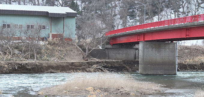 2013-03-30・加工済・トリム・厚沢部川・松園橋・橋台付近の気になる崩壊・DSC_0092