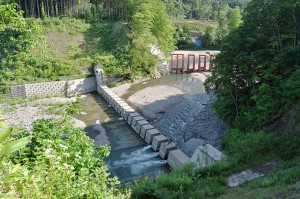 スリッと式ダムと鋼鉄製アングルダムの配置。