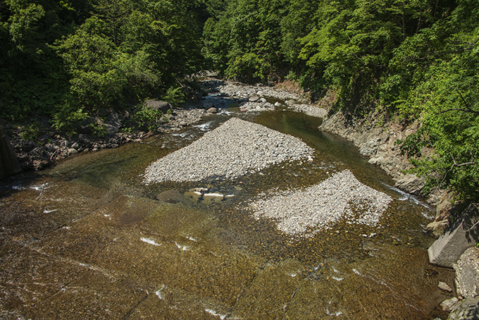須築川砂防ダム直下。小ぶりな砂利が目立つ。2014年6月25日。