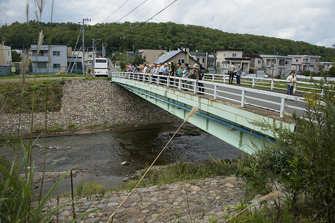 真駒内川でひっきりなしに行われている河川工事現場を見学した。（学園橋）