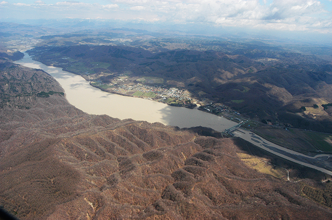 この写真は翌2004年05月01日に撮影したものだが、ダムはほぼ泥で埋まり、治水能力が著しく失われたと言ってよいだろう。