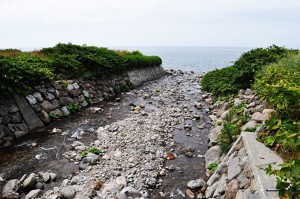 日本海に注ぐ谷川である。2011年8月9日