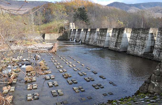 国道から2kmほど入ったところに1997年10月に完成した「群別川1号砂防ダム」がある。堤高7.0ｍ、堤長246ｍの大規模なスリット式ダムである。