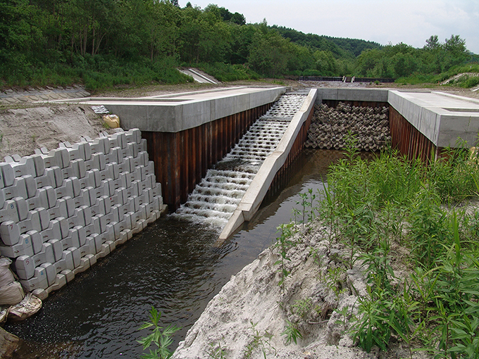 たくさんある砂防ダムのうち、最下流の砂防ダムの直下が深く浸食されたために現在の砂防ダムに改築された。2004年6月20日