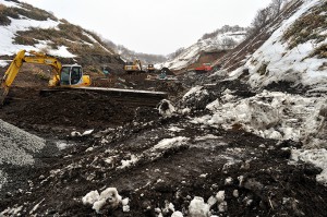 重機が入り、掘削作業中で、川がどこにあるのかすら見えない。2012年03月25日