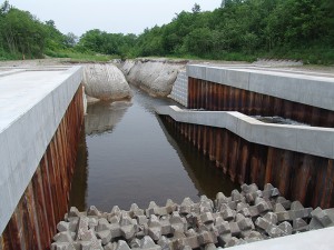 ここに再び【③】2004年6月20日に撮影した砂防ダムの下流の様子。
