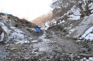 同治山ダムの堆砂は左右に振り分けられ、流路が開かれた。2011年2月22日