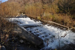 かなり大規模な治山ダムで全断面が魚道になっている。2011年10月27日