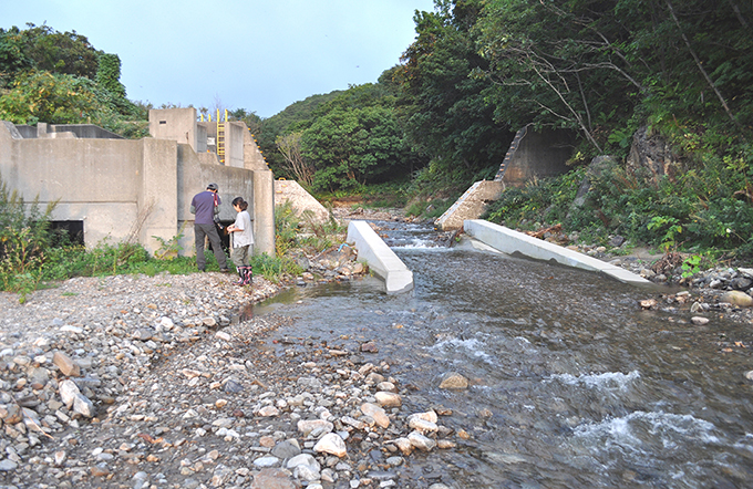 同、逆台形型にスリット化された治山ダム。左右のコンクリートは魚道だが、実際には不要であり、落差を生じさせるので、むしろ川の回復の弊害となっている。2012年9月17日