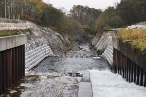 2013年10月20日には新たにコンクリートブロックが両岸に敷設され、川底は更に下がっていた。