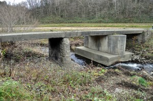さらに下流では、農道の橋が川底が下がったために、橋脚の基礎が露出している。このままでは橋が崩壊するかも知れないから、危険な状況だ。