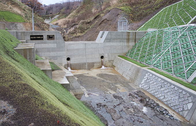 砂防ダムが完成していた。これほどの規模のダムが本当に必要なのだろうか。しかも、その上にも砂防ダムが建設されている。何とも理解できない砂防ダムである。2013年11月20日