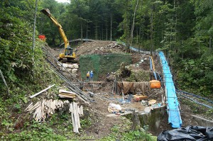 道路脇の小沢に治山ダム2基目の建設をしていた。道路に土砂が流れ出すから、らしいのだが…。ダム所有者の渡島森林管理署は、樹林化によって土砂の流出を抑える工夫ができないものなのか。治山事業は植林では無く、何が何でもコンクリートダムで押さえ込むことが行われている。
