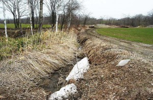 農地の脇を流れ、渋山川に注ぐ極小さな支流だが、本流の川底の低下に伴い、ここも砂利が流れ出して川底が極端に下がった。その結果、農地の縁が崩れ、補修が行われた。2004年6月20日