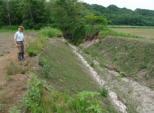 農地の脇を流れ、渋山川に注ぐ極小さな支流だが、本流の河床低下に伴い、ここも砂利が流れ出して川底が極端に下がった。その結果、農地の縁が崩れ、補修が行われた。2004年6月20日