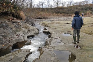 羽幌川との合流点だが、羽幌川へ注ぐ二股沢川は川底の砂利が失われて岩盤が露出している。