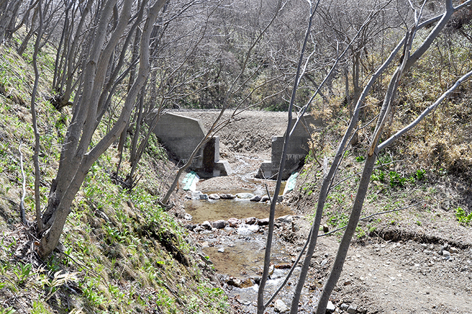 支流の下の治山ダムもスリット化された。2013年5月2日