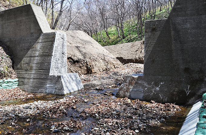 支流の上の治山ダムもスリット化された。2013年5月2日
