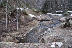 完成した治山ダム。意味不明の治山ダムだ。渡島森林管理署は国有林管理者として、植林で砂利の流下を防ぐ手立てを行うべきである。こんなところに治山ダムが必要なのか。