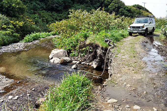 4基の治山ダムがスリット化される前は、川底が下がり、町道が崩れていた。2010年9月12日