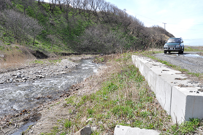 4基のスリット化後は下がっていた川底は砂利で埋まり、ごく普通の川筋に蘇り、町道の崩壊の危険性はなくなった。2013年5月2日