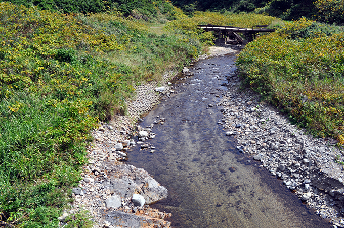 4基の治山ダムがスリット化される前は川底が下がり、コンクリートブロック護岸の基礎が浸食され、崩れ始めていた。また、微細砂やシルト（泥）が川底に大量に堆積していた。2010年9月12日