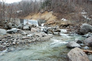少し上ったところで、最初の治山ダムが見えてきた。治山ダムの下流は川底が下がり、川岸が崩れ、山の斜面がズリ落ちているのが分かる。