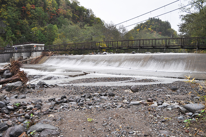取水用のダム。ダム直下に粒径の砂利が目立ち、川底が下がっている。