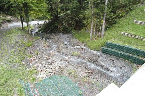 4つ目の治山ダムの下流側。川底が下がり、左右の川岸が崩れだすことだろう。