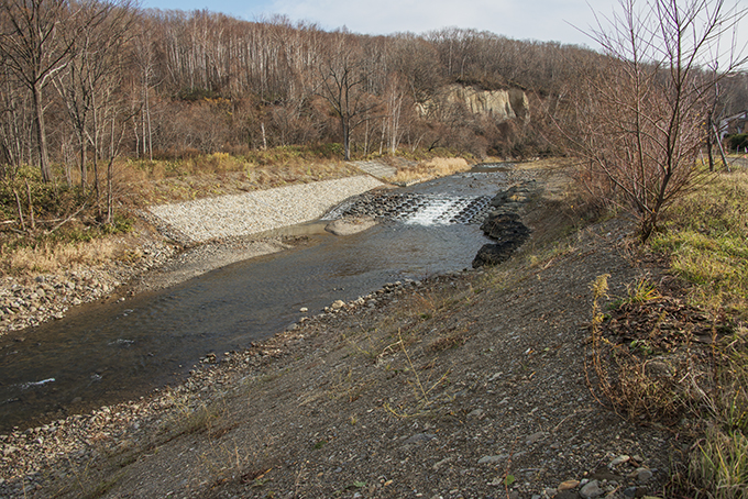 上流の砂利が下流に流れ出さないように止めるために新設した流路工。2015年11月19日