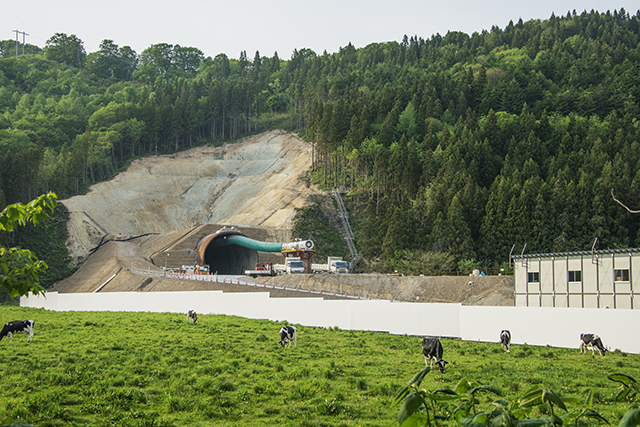 120mほど掘り進んだと言われる立岩トンネル。酪農の町、八雲町の顔でもある牧場を分断して建設が進められている。撮影：2016年05月23日