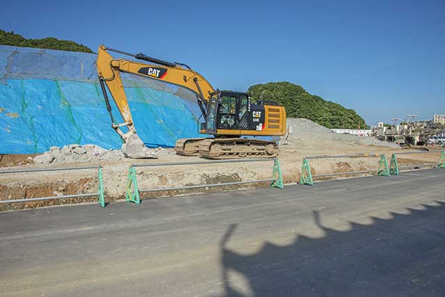 有害重金属含有の掘削土は工事現場敷地所狭しと積み上げられ続けている。撮影：2016年7月12日