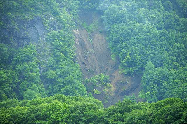 神聖な山「チノミシリ」が崩れていた。平取ダムが完成すれば、さらに山は崩れることだろう。