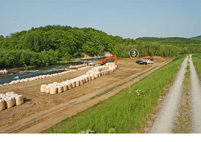 堤防と流路の間の河畔林をすべて伐り払って護岸工事が行われた。撮影：2007年6月12日